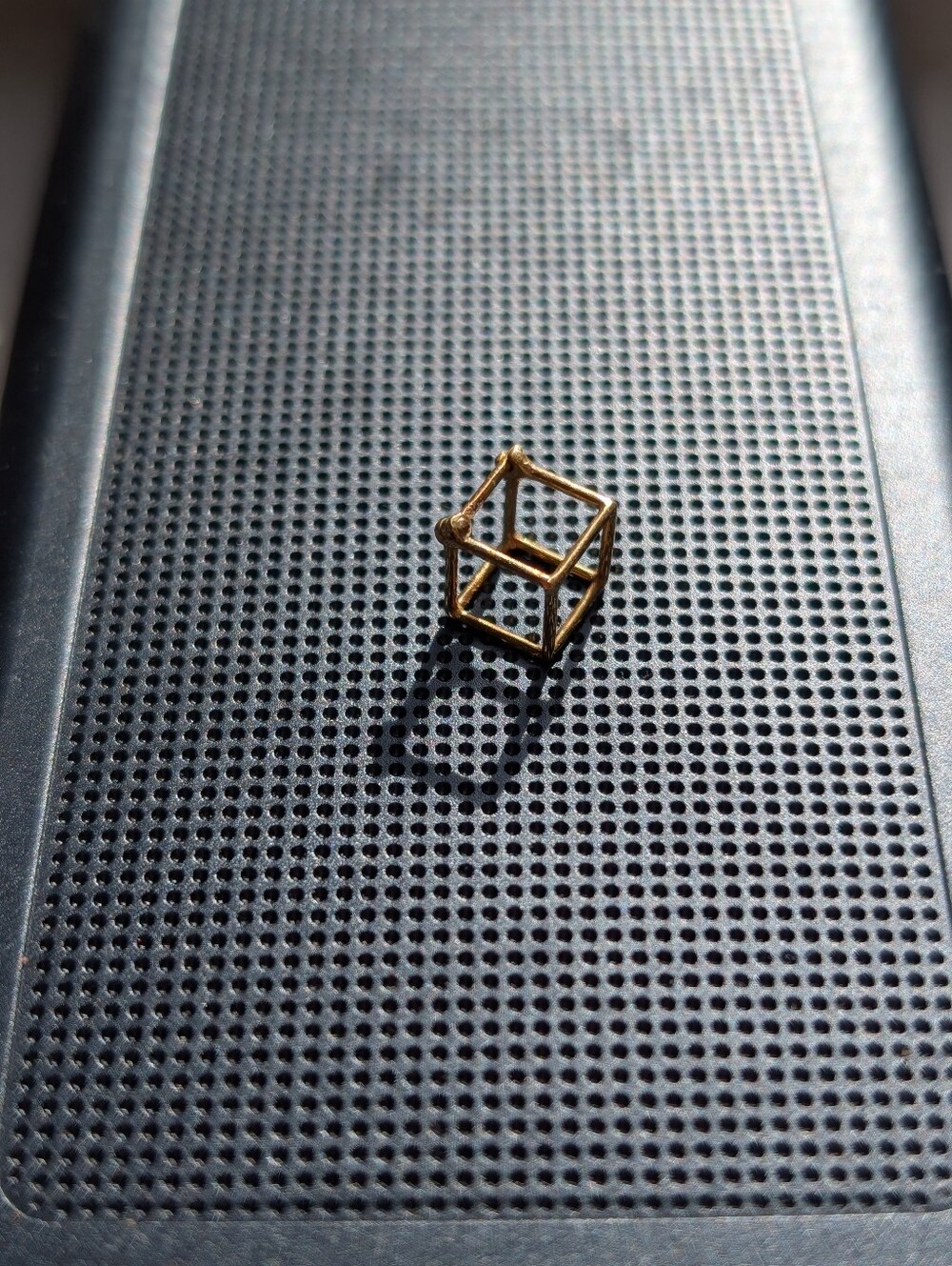 Shihara single square earring 7, 18k yellow gold